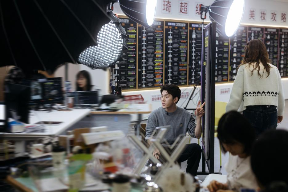 用直播黄金档“开网课”双11李佳琦带着美妆品牌“卖疯了”(图1)