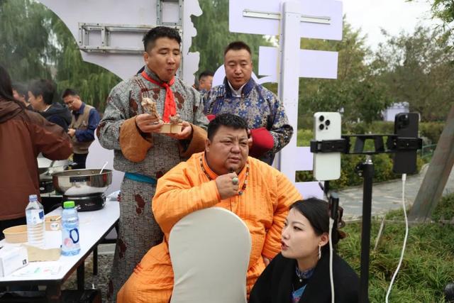 “秋意浓、香飘远、赏枫品鲜”锡林郭勒品牌北京户外直播专场暨美食品鉴活动在京举办(图1)